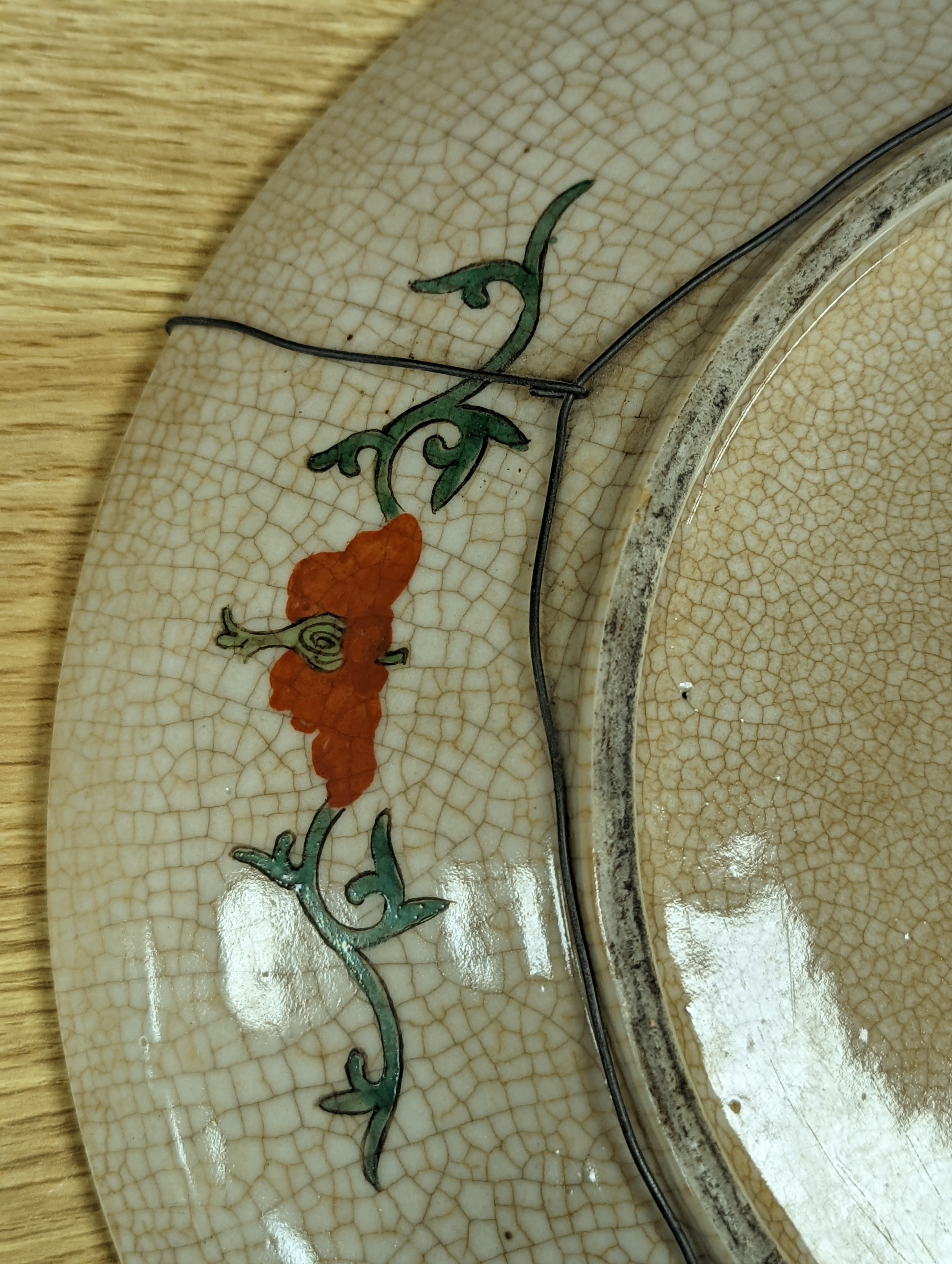A Chinese crackle glaze dish, early 20th century, depicting a battle scene 33cm